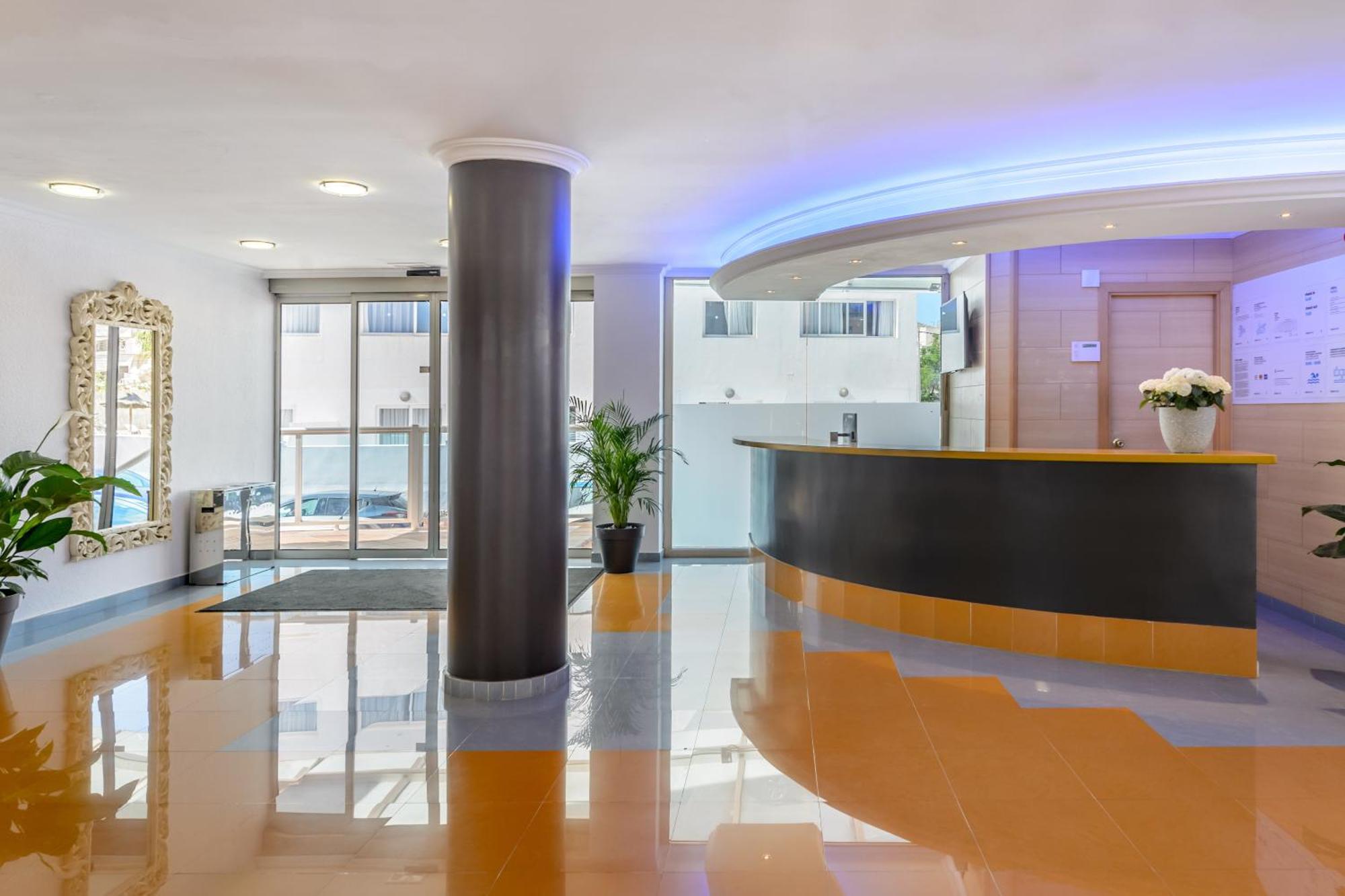 Aparthotel Vibra Sanan - Adults Only San Antonio  Bagian luar foto