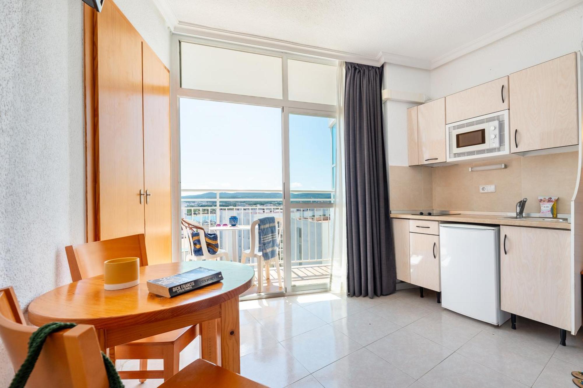 Aparthotel Vibra Sanan - Adults Only San Antonio  Bagian luar foto