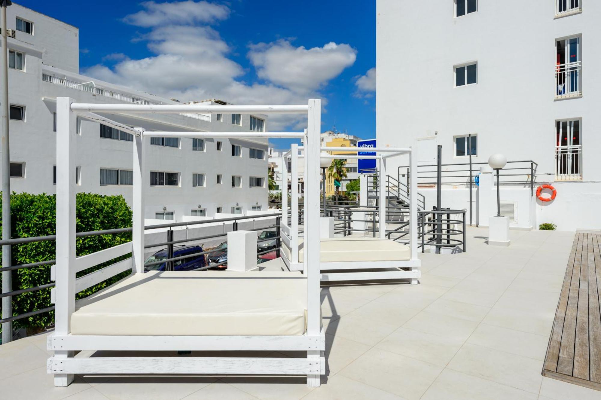 Aparthotel Vibra Sanan - Adults Only San Antonio  Bagian luar foto