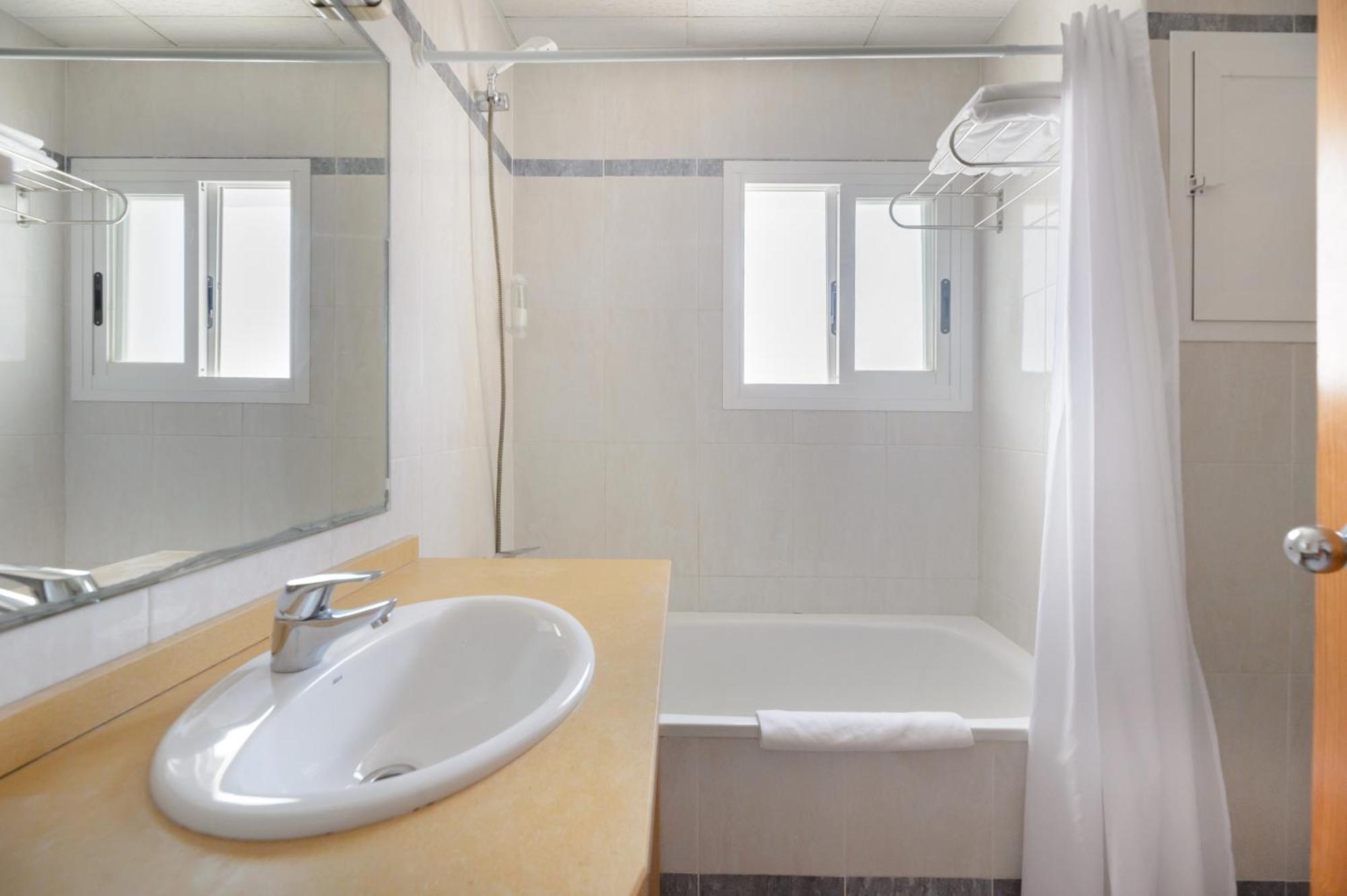 Aparthotel Vibra Sanan - Adults Only San Antonio  Bagian luar foto